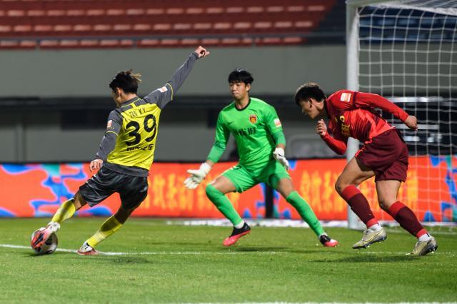 乐鱼体育官网-5小将登场包揽两粒进球 年轻化的广州队未来可期