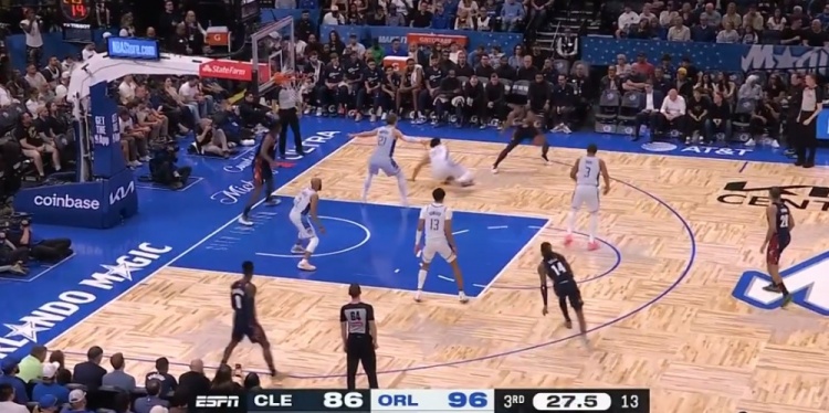 乐鱼app-止血！米切尔晃倒新秀庞达 随后空位三分稳稳命中