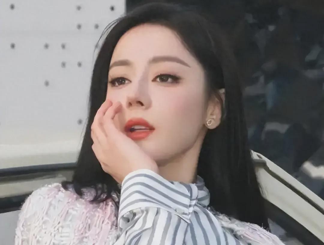 乐鱼体育app-遭鞭打、被迫在尿骚味地道取暖？迪丽热巴爆猛料，滞留仅冰山一角