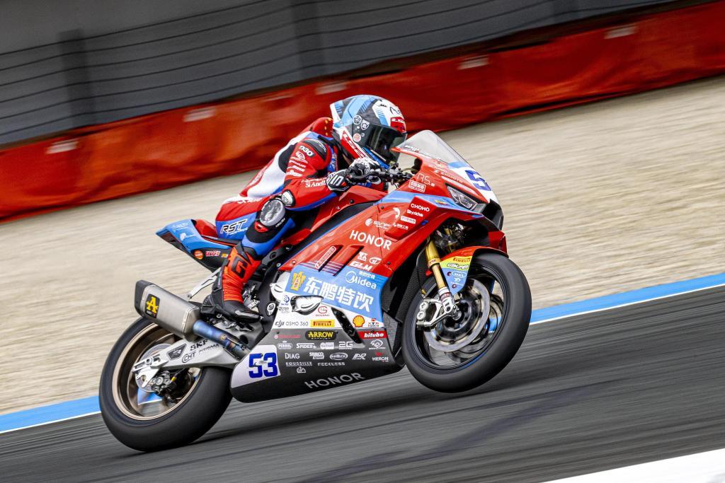 乐鱼体育官网-WSBK匈牙利站首回合正赛，张雪机车车手再夺冠！